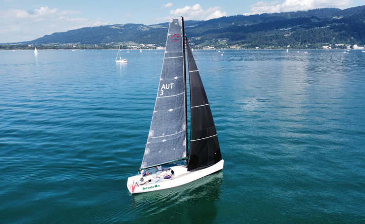 Drohnenfoto von Segelboot im Bodensee