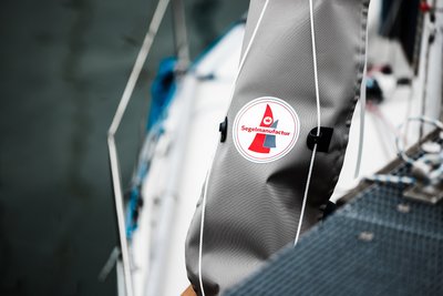 Ein Segel wird angebracht