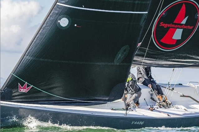 Ein Segelboot mit dunklen Segeln