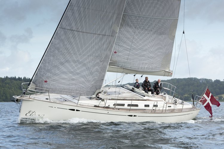 Ein Segelboot auf dem Wasser