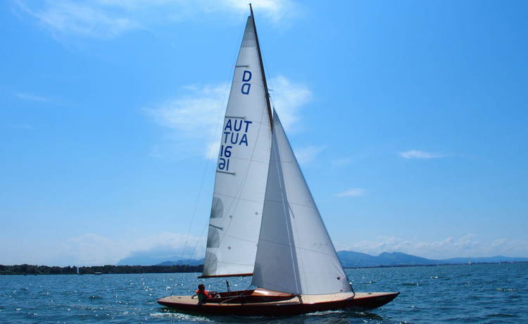 Segelboot mit Amwind Segeln auf See