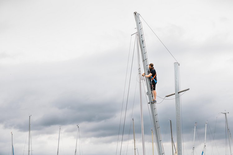 Mitarbeiter der Segelmanufactur beim Riggtrimm auf Segelboot