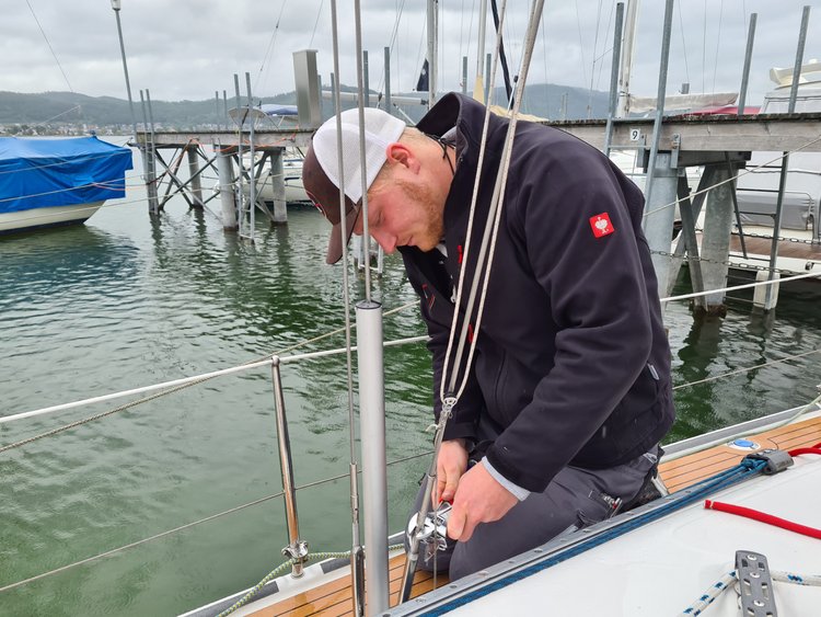 Segelmacher bei Riggarbeiten auf Segelboot