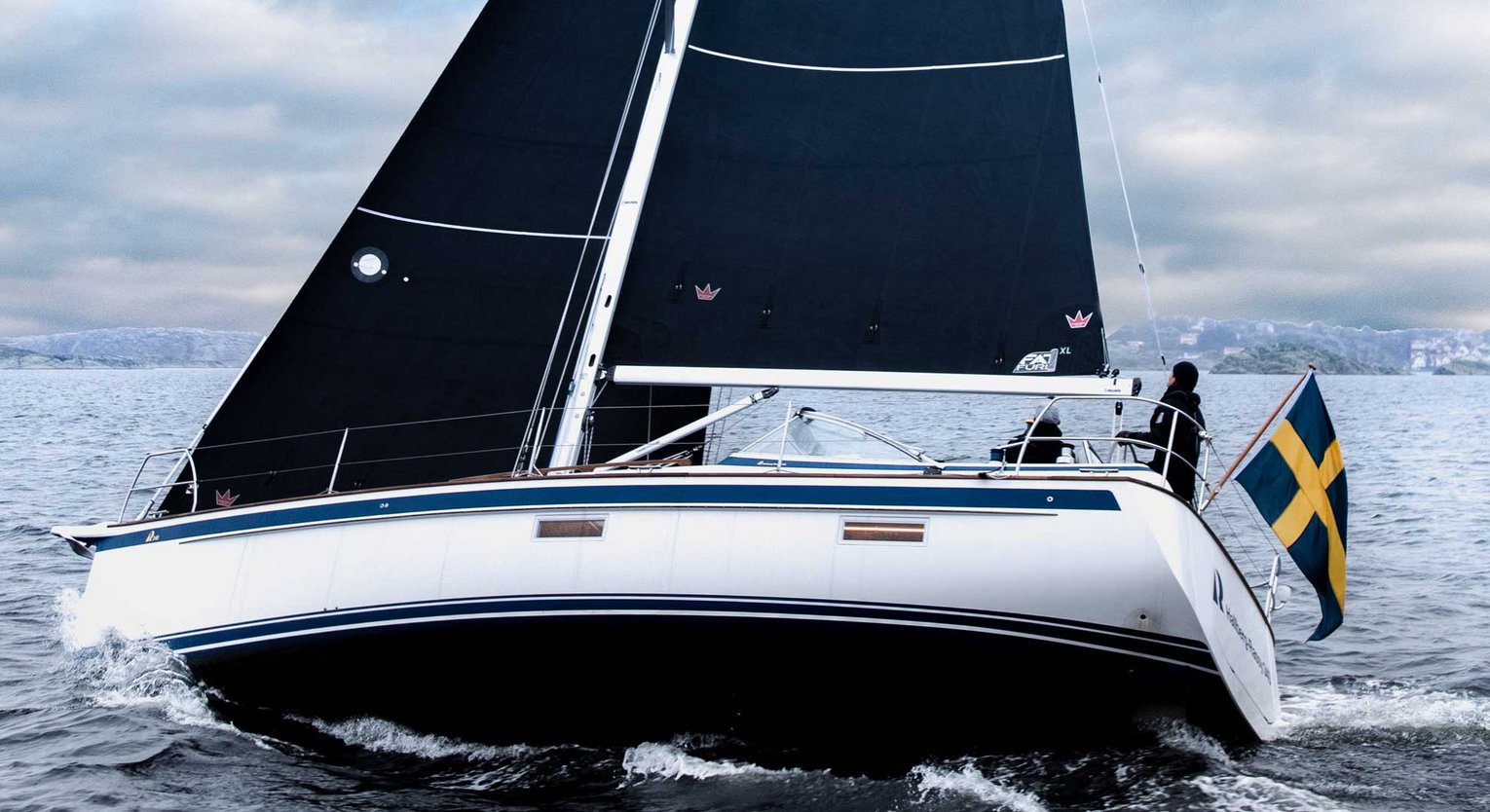 Ein Segelboot auf Amwindkurs