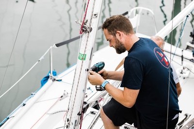 Mitarbeiter der Segelmanufactur bei Riggtrimmarbeiten auf Segelboot